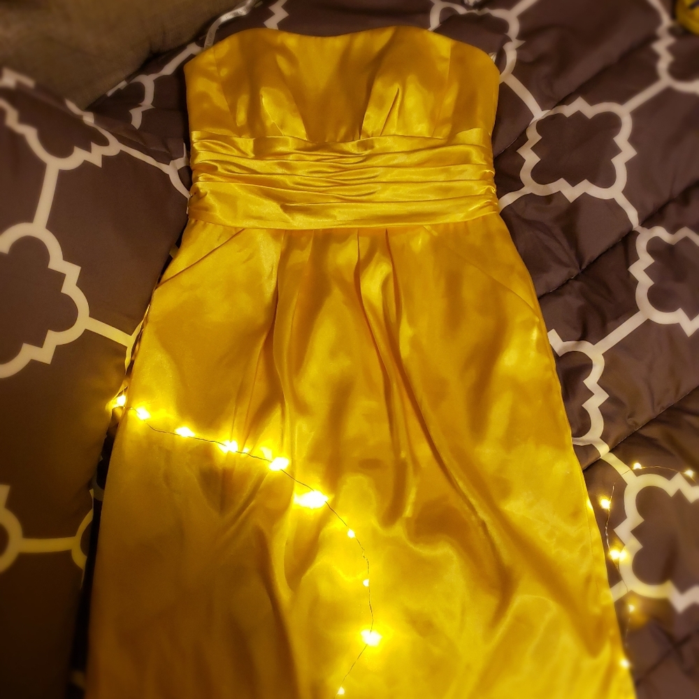 Chic gold colored strapless dress with pockets